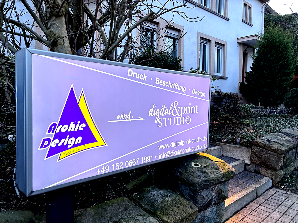 Eine Leuchtreklame mit der Beschriftung: aus Archie-Design wird digital und print STUDIO
